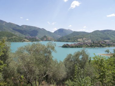 Sahile bakan iki köyüyle Turano Gölü 'nün panoramik manzarası, Rieti, Lazio, İtalya.