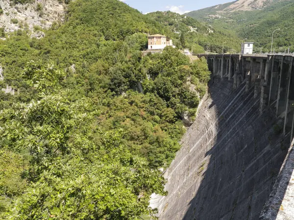 İtalya 'nın Lazio kentindeki Rieti ilinde Turano Gölü' nü oluşturan dev baraj.