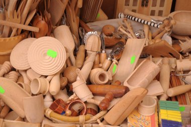 Brescia, Lombardy, İtalya 'daki yerel pazarda sergilenen ahşap eşya tezgahı