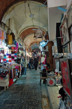 Tunus, Tunus, Afrika - 02-24-2009 - Tunus Medine 'sindeki çarşılarda kimliği belirsiz insanlar ilginç bir şekilde kalabalıklaştı