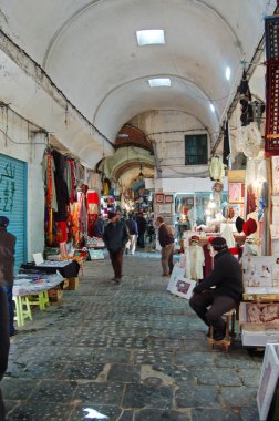 Tunus, Tunus, Afrika - 02-24-2009 - Tunus Medine 'sindeki çarşılarda kimliği belirsiz insanlar ilginç bir şekilde kalabalıklaştı