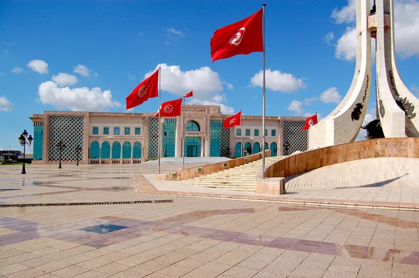 突尼斯 突尼斯 2009 卡巴广场 广场后面是突尼斯市政厅 Hotel Ville 中央是国家纪念碑 — 图库照片#