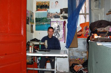 Tunus, Tunus, Afrika - 03-01-2009 - Tunus 'un fakir mahallelerinde kimliği belirsiz bir sahibinin kumaş diktiği bir terzi dükkanının içinde