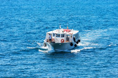 LA SPEZIA, ITALY - 9 Temmuz 2022: Akdeniz 'de, Lerici belediyesi, La Spezia Körfezi, Liguria, İtalya, Avrupa' nın önündeki turistlerin bulunduğu küçük beyaz bir feribot manzarası.