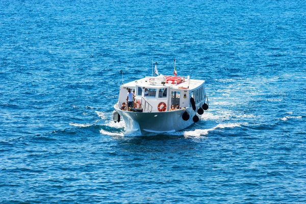 Spezia イタリア 2022年7月9日 テルラロ村 レーリチ自治体 スペツィア湾 リグーリア州 イタリア ヨーロッパの前の地中海で観光客と小さな白いフェリーのフロントビュー — ストック写真
