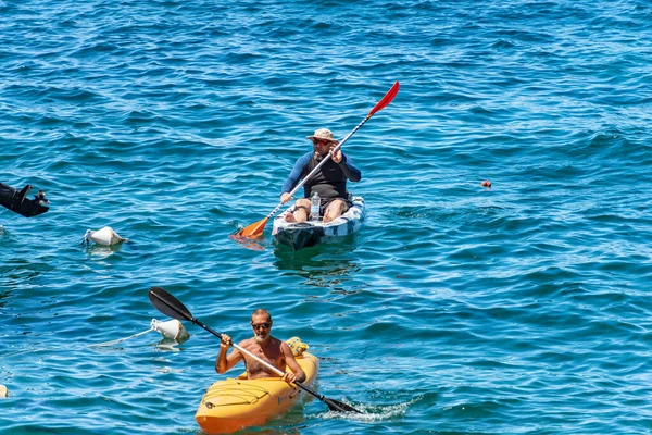 イタリアのLa Spezia 2022年7月10日 晴れた夏の日に カヤックで青い地中海に2人の大人の男性がパドルします テルアロ村 スペツィア湾 リグーリア州 イタリア 南ヨーロッパ — ストック写真