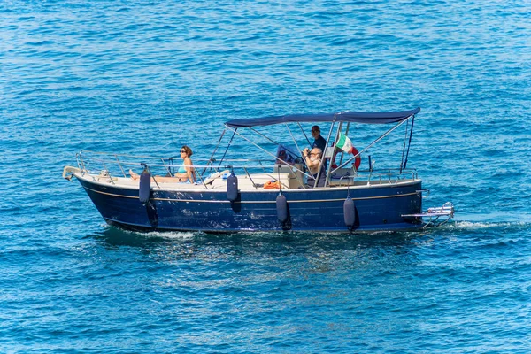 Телларо Італія Липня 2022 Блакитний Моторний Човен Трьома Людьми Борту — стокове фото