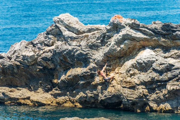 Tellaro Italien Juli 2022 Junger Mann Klettert Einem Sonnigen Sommertag Stockfoto