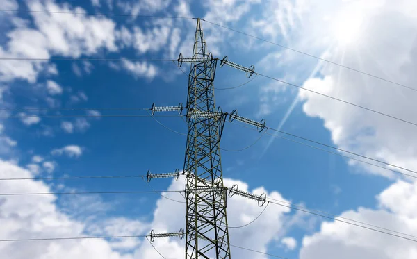 高電圧タワーの写真 雲と太陽光で美しい青空に対する電気ケーブルや絶縁体と電源ライン — ストック写真