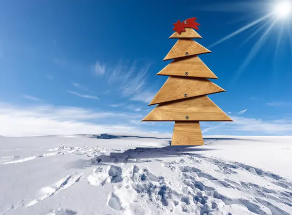 Trä Julgran Med Röd Komet Stjärna Snöig Landskap Mot Klarblå — Stockfoto