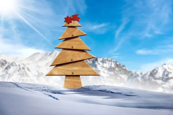 Karlı Bir Dağ Manzarasında Kırmızı Kuyruklu Yıldızlı Ahşap Noel Ağacı — Stok fotoğraf