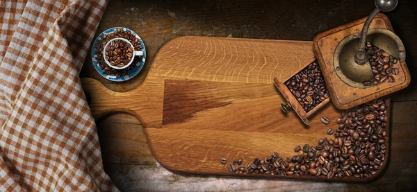 Eski Yapımı Kahve Öğütücüsü Kavrulmuş Kahve Çekirdekleri Bardak Kesme Tahtası — Stok fotoğraf