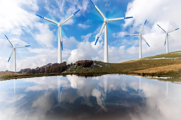 Grupo Turbinas Eólicas Brancas Azuis Uma Paisagem Montanhosa Com Belo — Fotografia de Stock