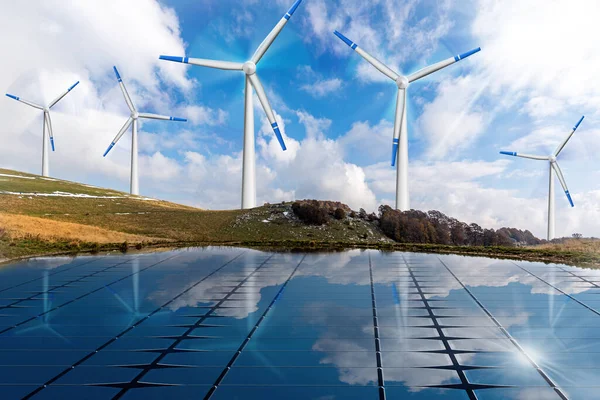 Skupina Větrných Turbín Solárních Panelů Horské Krajině Proti Modré Obloze — Stock fotografie