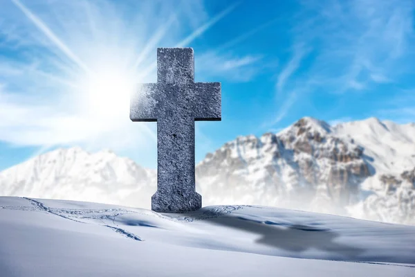 Duży Kamienny Krzyż Religijny Górskim Krajobrazie Śniegiem Przeciwko Błękitnemu Niebu — Zdjęcie stockowe