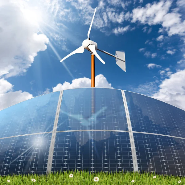 一组太阳能电池板和一个小风力涡轮机在绿草和菊花的草地上 面对着蓝天 太阳光和复制的空间 可再生能源概念 — 图库照片
