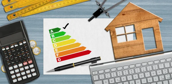 Ház Energiahatékonysági Besorolása Kis Faház Íróasztal Energiahatékonysági Grafikon Számológép Összecsukható Stock Fotó