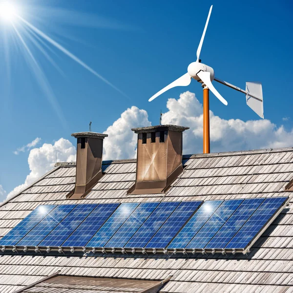 太阳能电池板和一个小风力涡轮机在一个木制屋顶的顶部 在一个明亮的蓝天与云和太阳光 可再生能源概念 图库照片