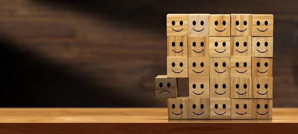Велика Група Щасливих Усміхнених Облич Сумних Група Дерев Яних Блоків — стокове фото