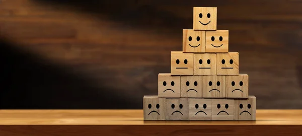 Szomorú Semleges Boldog Mosolygós Arcok Csoportja Piramist Alkotó Fablokkokon Egy — Stock Fotó