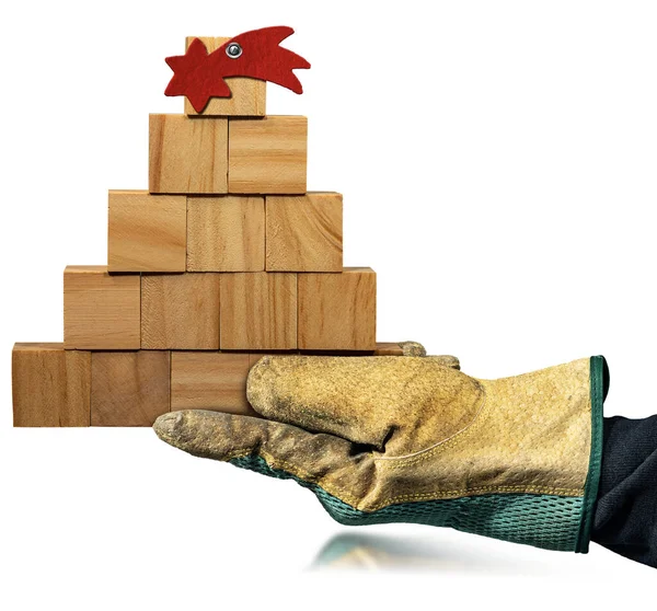 Χέρι Προστατευτικά Γάντια Εργασίας Κρατώντας Ένα Μικρό Ξύλινο Χριστουγεννιάτικο Δέντρο — Φωτογραφία Αρχείου