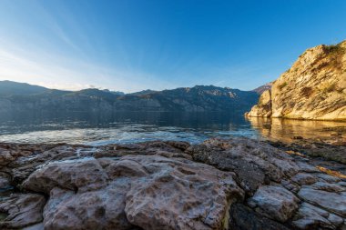 Garda Gölü (Lago di Garda) ve İtalya 'nın güneyindeki Malcesine, Verona ili, İtalya, Veneto, Güney Avrupa' nın küçük bir köyü. Lombardiya kıyılarında.