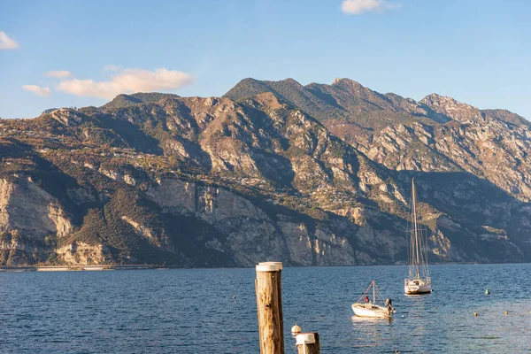 ガルダ湖 Lago Gardea とイタリアアルプスマルセシーヌの小さな村からの眺め ヴェローナ県 イタリア ヴェネト州 南ヨーロッパ ロンバルディア州の海岸を背景に — ストック写真