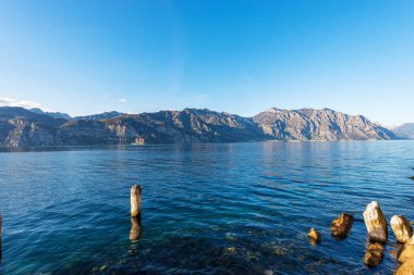 İtalyan Alpleri ve Limon Konsolosu Garda ile Verona 'nın Malcesine köyünden Garda Gölü' nün (Lago di Garda) panoramik manzarası. Veneto ve Lombardiya, İtalya, Güney Avrupa
