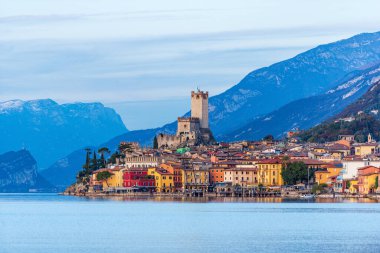 Garda Gölü (Lago di Garda) ve günbatımında şatosu olan küçük Malcesine köyü. Verona ili, İtalya, Veneto, Güney Avrupa. Lombardy ve Trentino-Alto Adige kıyılarında.