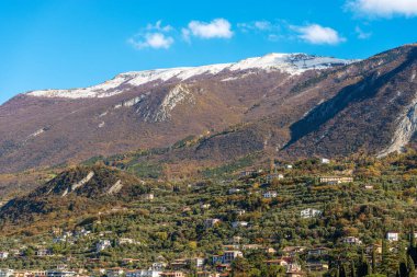 Monte Baldo 'nun dağ sırası küçük Malcesine köyü, Garda Gölü kıyısındaki turizm beldesi (Lago di Garda), Verona ili, Veneto, İtalya, güney Avrupa.