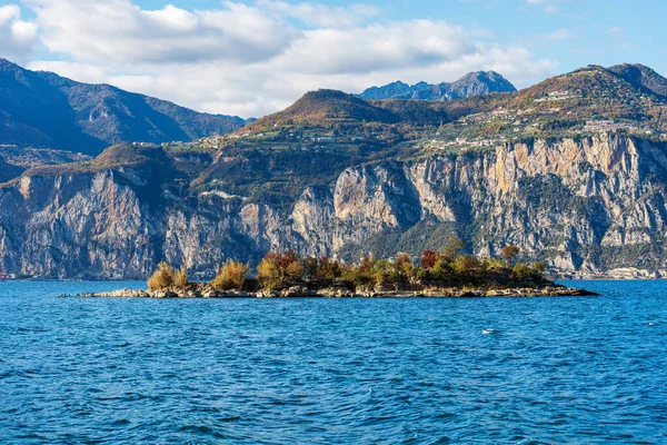 ガルダ湖 Lago Gardea とイタリアアルプスマルセシーヌの小さな村からの眺め ヴェローナ県 イタリア ヴェネト州 南ヨーロッパ ロンバルディアの海岸とオリーブの木の島を背景に — ストック写真