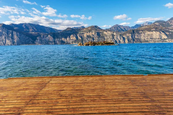 ガルダ湖 Lago Gardea とイタリアアルプスマルセシーヌの小さな村からの眺め ヴェローナ県 イタリア ヴェネト州 南ヨーロッパ ロンバルディアの海岸とオリーブの島を背景に — ストック写真