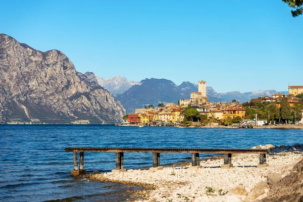 ガルダ湖 ガルダ湖 城と小さなマルセシーンの村 ヴェローナ州 イタリア ヴェネト州 南ヨーロッパ ロンバルディア州とトレンティーノ アルト アディジェの海岸を背景に — ストック写真