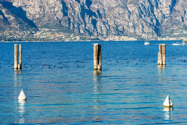 ガルダ湖 Lago Garda とマルセシーヌ村の港からのリモーネ ガルダの景色の小さな村とイタリアアルプス イタリア ヴェネト ロンバルディア 南ヨーロッパ — ストック写真