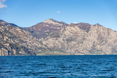 Garda Gölü kıyısındaki Limone Konsolosu Garda (Lago di Garda) ve İtalya Alpleri, Brescia ili, Lombardy, İtalya, güney Avrupa. Görüntü Malcesine, Verona vilayeti, Veneto.