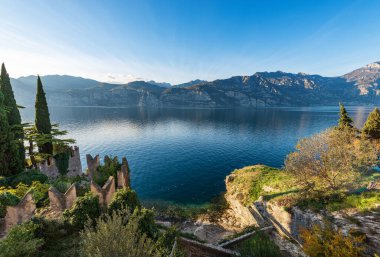 İtalya 'nın güneyindeki Malcesine ilinin Malcesine ilçesinden Garda Gölü (Lago di Garda) ve İtalyan Alpleri' nin panoramik manzarası. Lombardiya kıyılarında.