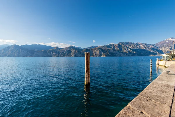 ガルダ湖 Lago Garda とイタリアアルプスのビューは マルセシーヌの小さな町から ヴェローナ県 イタリア ヴェネト州 南ヨーロッパ ロンバルディア州の海岸を背景に — ストック写真
