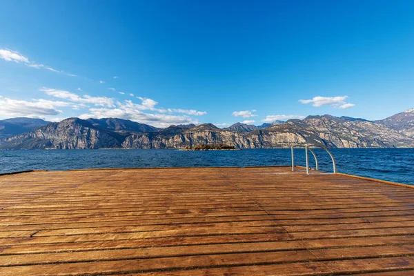 Drewniane Molo Wybrzeżu Jeziora Garda Lago Garda Alpy Włoskie Widok — Zdjęcie stockowe