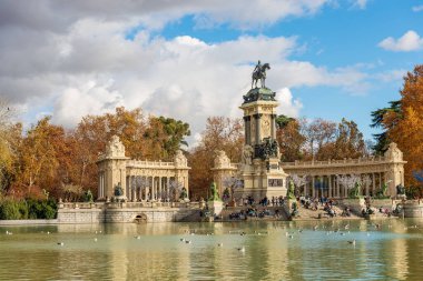 Madrid, Buen Retiro Parkı 'ndaki (Parque del Buen Retiro) küçük gölü ve halka açık parkı olan Alfonso XII (İspanya Kralı) anıtı. Madrid Topluluğu, İspanya, Güney Avrupa.