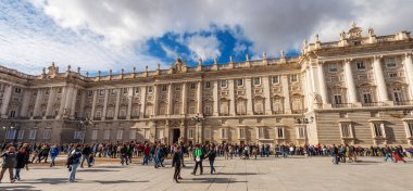 MADRID, İspanya - 10 DEC 2022: Madrid Kraliyet Sarayı geçmişte İspanya Kralı Calle de Bailen, İspanya Topluluğu, Güney Avrupa 'nın ikametgahı olarak kullanılmıştır..