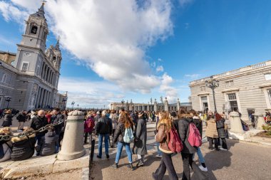 MADRID, SPAIN - 10 DEC 2022: Madrid Kraliyet Sarayı Barok tarzı ve Almudena Katedrali (Katedral de Santa Maria la Real de la Almudena) Madrid şehir merkezinde, Plaza de la Armeria, İspanya, Avrupa.