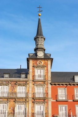 Casa De La Panaderia 'nın barometresi olan kule (fırının evi, 1619), Plaza Mayor' daki antik saray (ana meydan), Madrid şehir merkezi, İspanya, güney Avrupa.