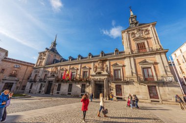 MADRID, İspanya - 10 Aralık 2022 Casa De La Villa cephesi, 1692, Plaza de la Villa, Madrid şehir merkezi, İspanya, güney Avrupa 'daki eski belediye binası. Mimar Juan Gomez de Mora.