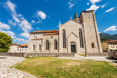 Venzone, medieval Cathedral, Church of St. Andrew the Apostle, 1308. Destroyed by the 1976 earthquake and the Baptistery or Chapel of San Michele. Udine province, Friuli-Venezia Giulia, Italy, Europe.