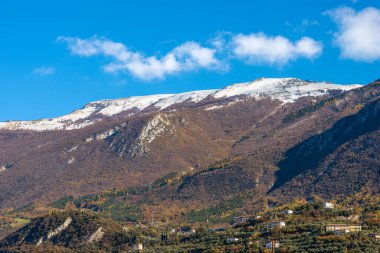 Monte Baldo 'nun dağ sırası küçük Malcesine köyü, Garda Gölü kıyısındaki turizm beldesi (Lago di Garda), Verona ili, Veneto, İtalya, güney Avrupa.