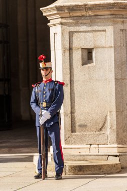 MADRID, SPAIN - 10 DEC 2022: Madrid Kraliyet Sarayı önünde Barok tarzında muhafızların değiştirilmesi, geçmişte İspanya, İspanya, İspanya, Avrupa ve İspanya Kralı 'nın ikametgahı olarak kullanılmıştır..