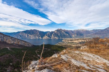 Alpler, Dolomitler ve Sarca Vadisi ile Garda Gölü 'nün havadan görünüşü, Monte Baldo Dağları' ndan manzara. Nago-Torbole ve Riva del Garda kasabası, Trentino Alto Adige, İtalya, Avrupa.