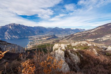 Alpler, Dolomitler ve Sarca Vadisi ile Garda Gölü 'nün havadan görünüşü, Monte Baldo Dağları' ndan manzara. Nago-Torbole ve Riva del Garda kasabası, Trentino Alto Adige, İtalya, Avrupa.