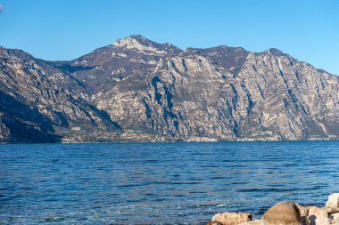 Garda Gölü (Lago di Garda), İtalya 'nın güney Avrupa eyaletinde Brescia ilinin Limone sul Garda ilçesine bağlı küçük bir köy. Görüntü Malcesine, Verona vilayeti, Veneto.
