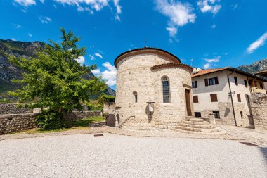 Venzone, küçük antik Baptistery ya da San Michele Şapeli mumyaların, Katedral 'in, Aziz Andrew Kilisesi' nin mahzeninde, Havari 1308. Udine Eyaleti, Friuli-Venezia Giulia, İtalya, Avrupa.